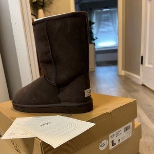 Short chocolate Uggs